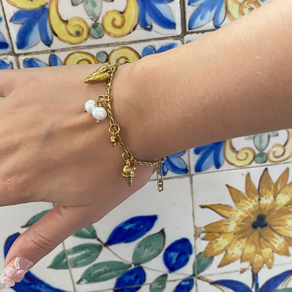 Visitor creation – bracelet made at Charm Bar Prague